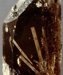 anidrite cristalli disciolti in quarzo