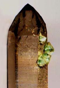 fluorite verde  su quarzo affumicato
