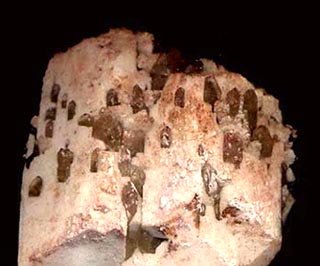 simultaneous growth of quartz and feldspar